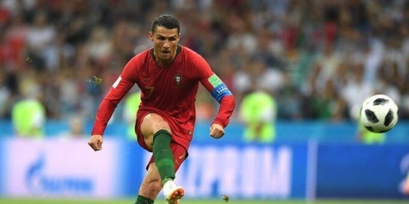 Cảnh quay tiền đạo thực hiện cú sút uy lực trong vòng cấm đối phương