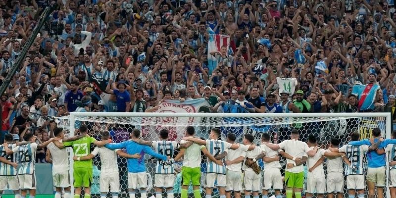 Cảnh tượng khán đài bùng nổ khi trái bóng tung lưới, một khoảnh khắc đầy cảm xúc