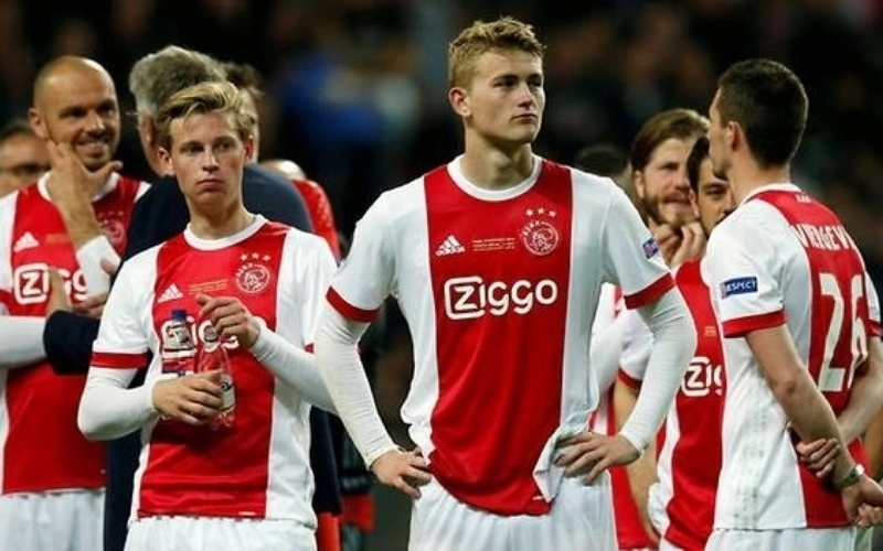 Ajax gặp khó khi hàng thủ liên tục mắc lỗi tại Eredivisie