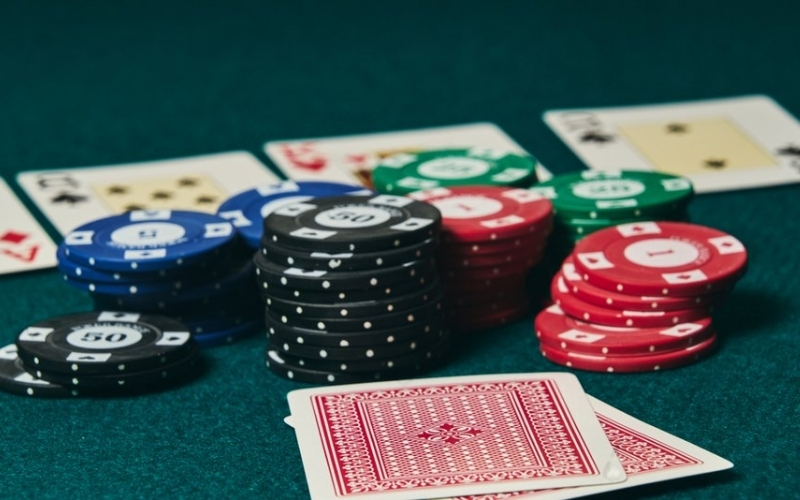 Chiến thuật chơi Poker ngắn hạn: Ăn nhanh rút gọn cho người vốn ít.