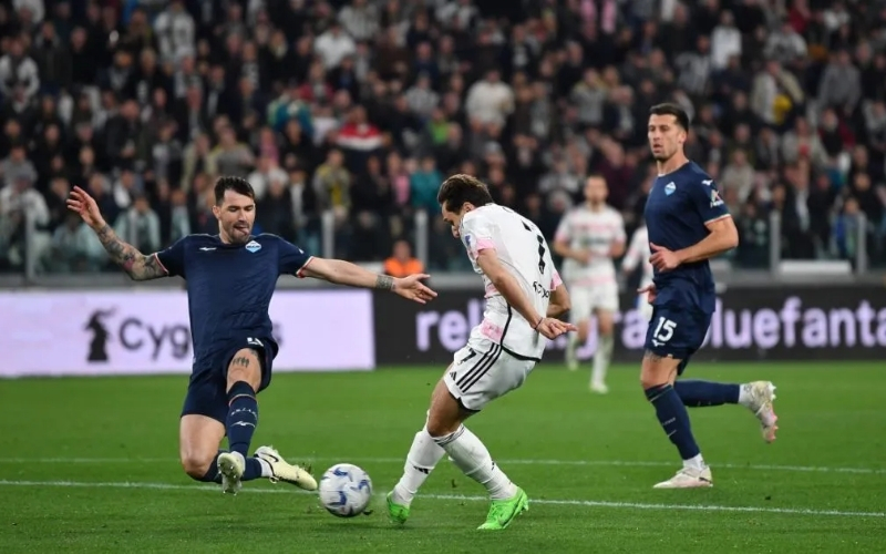Juventus chia điểm Lazio trong trận cầu căng thẳng